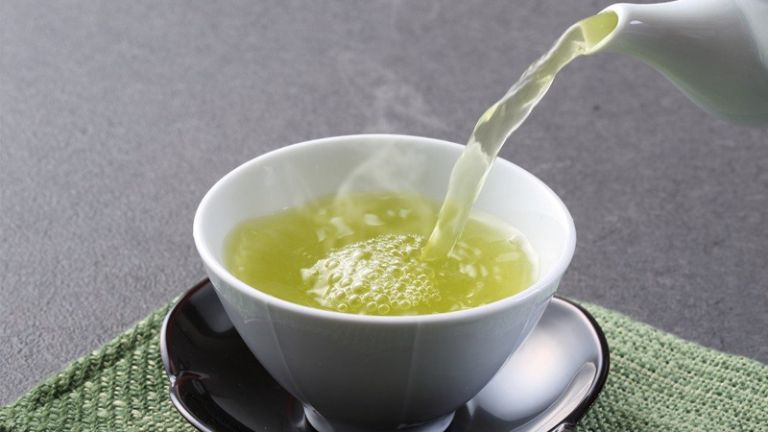 Sau khi ăn cua không nên uống trà vì sẽ gây khó tiêu, đau bụng.(Nguồn: plo.vn)