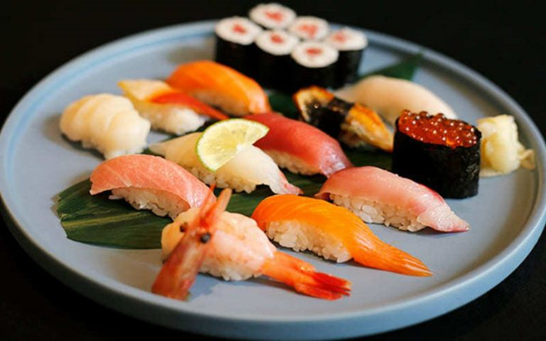 Sushi cá hồi có màu sắc rất bắt mắt, khi ăn cảm thấy thịt cá hồi mềm tan, cơm dẻo. Tất cả tạo nên sự kết hợp đặc biệt vô cùng cuốn hút. 