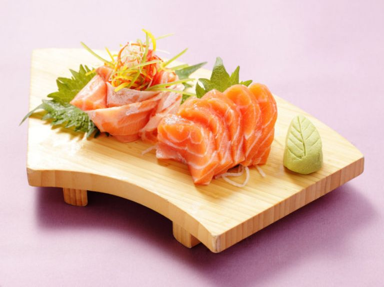 Sashimi là món nổi tiếng và được sử dụng nhiều nhất. Với những ai thích ăn đồ sống chắc chắn món ăn này là một trải nghiệm vô cùng tuyệt vời. 