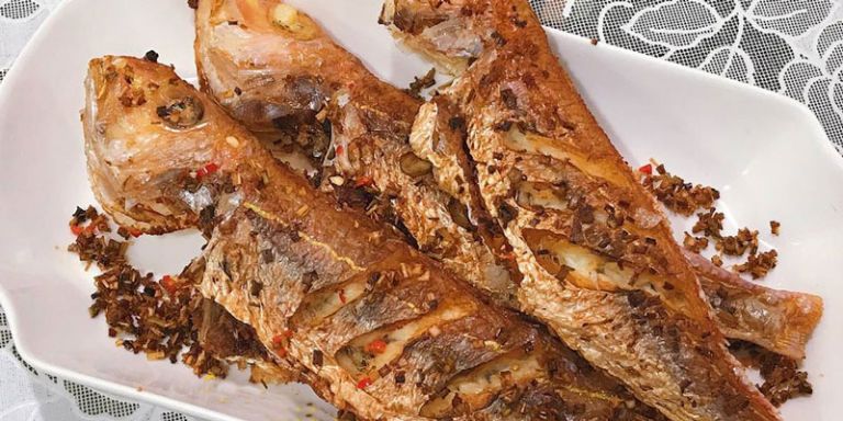 Cá bạc má chiên sả ớt có mùi thơm đặc trưng làm cho bao người mê mẩn.