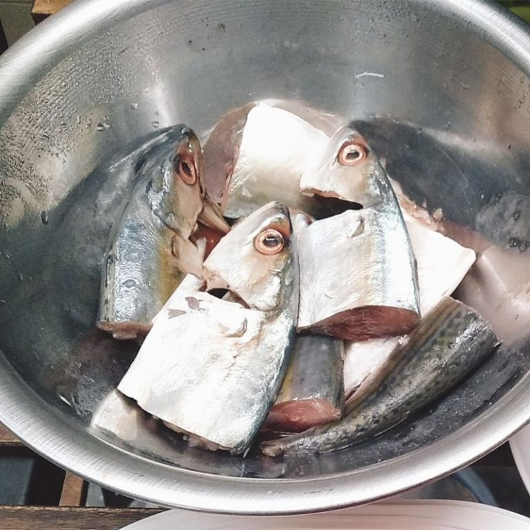 Cá bạc má khi kho nên cắt khúc vừa để ngấm gia vị và dễ ăn hơn. 