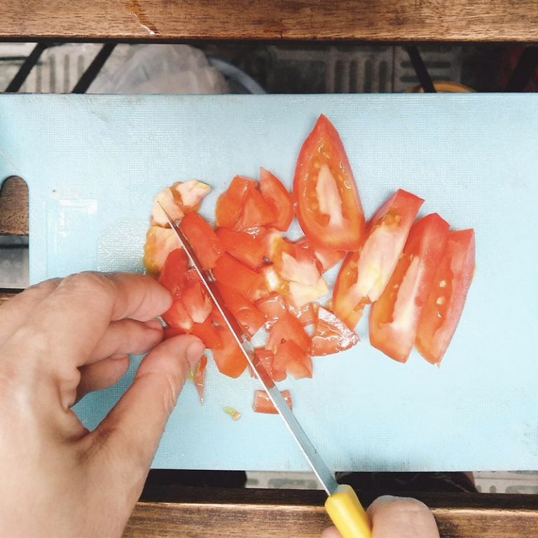 Để cà chua dễ chín mềm, tiết kiệm được nhiều thời gian hơn thì chúng ta nên thái nhỏ như trong hình. 