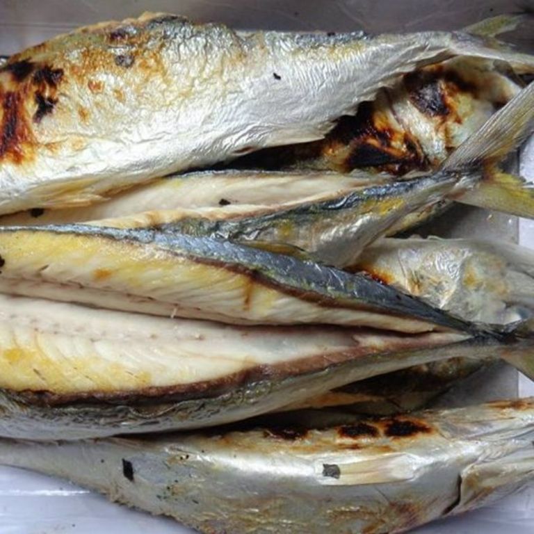 Việc rán cá sẽ hỗ trợ mang đến cá có tính giòn ngoài, nhập mượt nên lúc ăn rất rất cuốn.