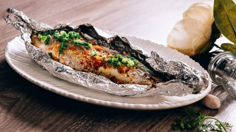Giấy bạc có công dụng giúp cho cá nóng lâu, sẽ giữ được chất lượng món ăn.