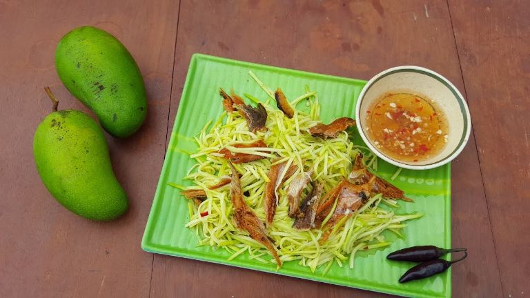 Gỏi xoài là một món ăn giao thoa giữa ẩm thực Thái Lan và hương vị Việt Nam mà bạn nến thử ít nhất một lần.