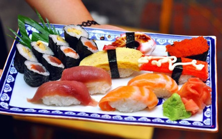Sushi tôm thẻ chân trắng