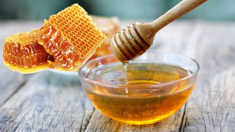 Mật ong trong món tôm xào bơ tỏi sốt mật ong
