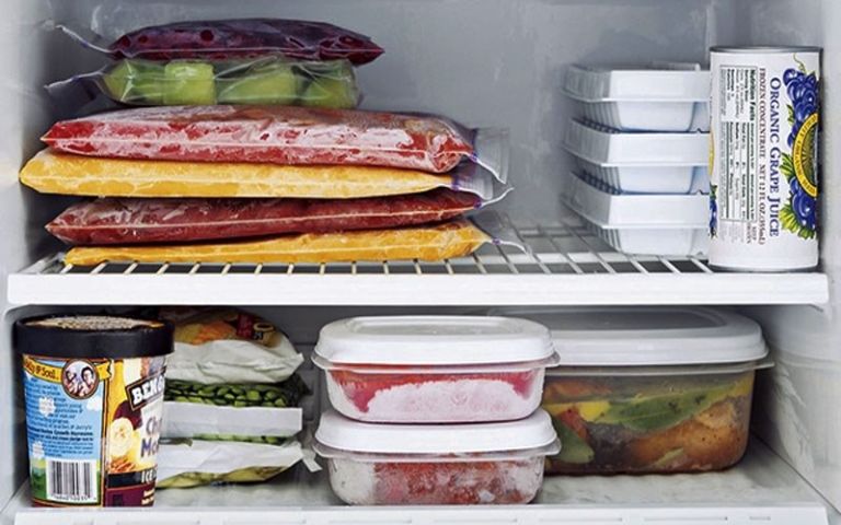 Cho cá lát vào ngăn mát tủ lạnh.