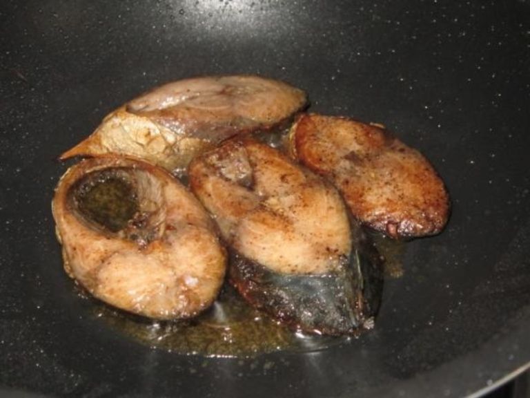 Phần thịt ba chỉ có thể cho vào rán sơ qua với dầu vừa rán cá cũng được nha.
