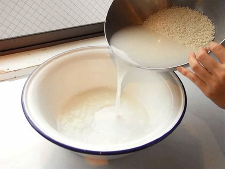 Nước gạo sẽ làm giảm bớt mùi tanh.
