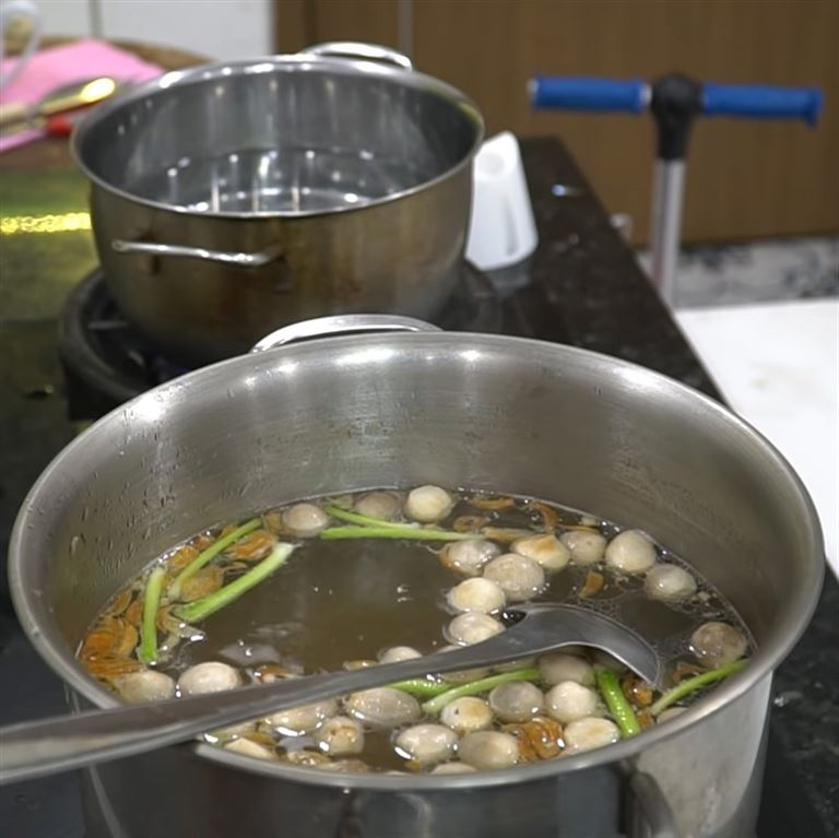 Cho nấm rơm cùng gia vị vào nồi nước dùng. Sau đó cho bánh canh và cá xào vào là hoàn thành. 
