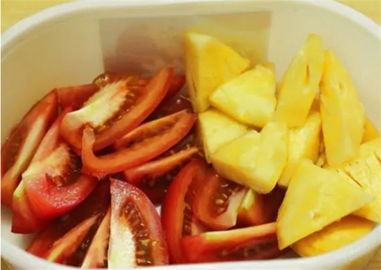 Cà chua cắt thành hình múi cau, dứa gọt sạch vỏ và cắt thành các miếng nhỏ vừa ăn. 