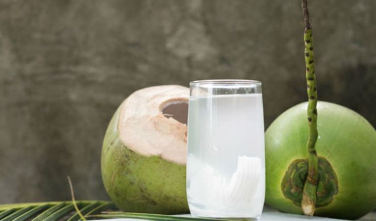 Mọi người có thể sử dụng nước dừa đóng chai trong siêu thị để thay thế nếu không tìm mua được dừa tươi 