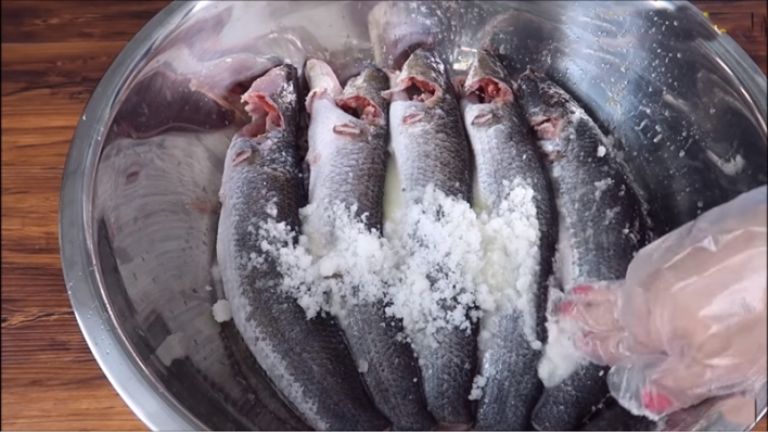 Mọi người cần chú ý sơ chế cá cẩn thận để loại bỏ độ tanh và phần nhớt của cá lóc