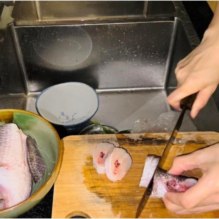 Sau khi đã moi nội tạng và rửa sạch bụng cá, bạn thực hiện chặt cá thành các khúc nhỏ vừa ăn.