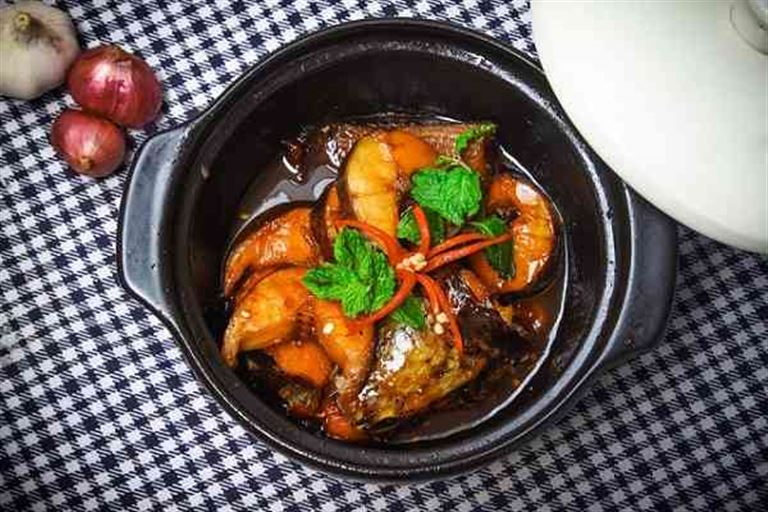 Cá lóc kho nghệ là một trong những món ăn dân giã được nhiều người ưa thích bởi hương thơm đặc trưng và mùi vị độc đáo. 