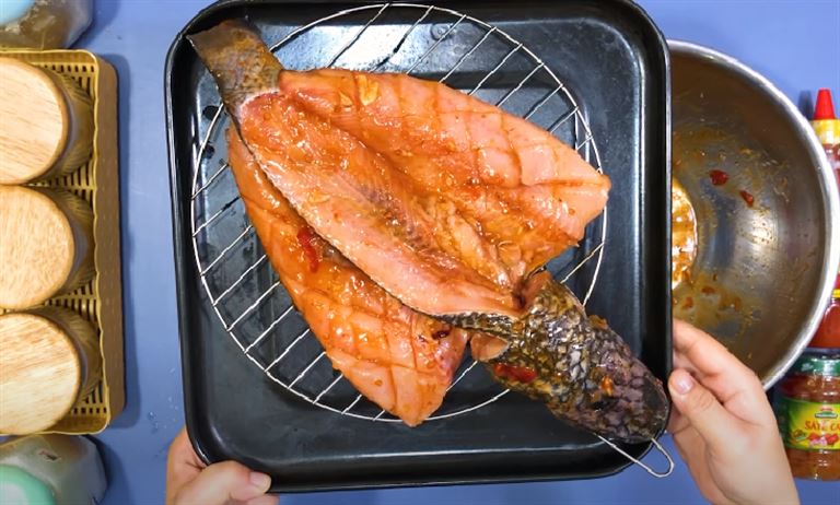 Sau khi ướp cá thì thực hiện nướng cá lóc với sa tế trên bếp than khoảng từ 20 - 30 phút.