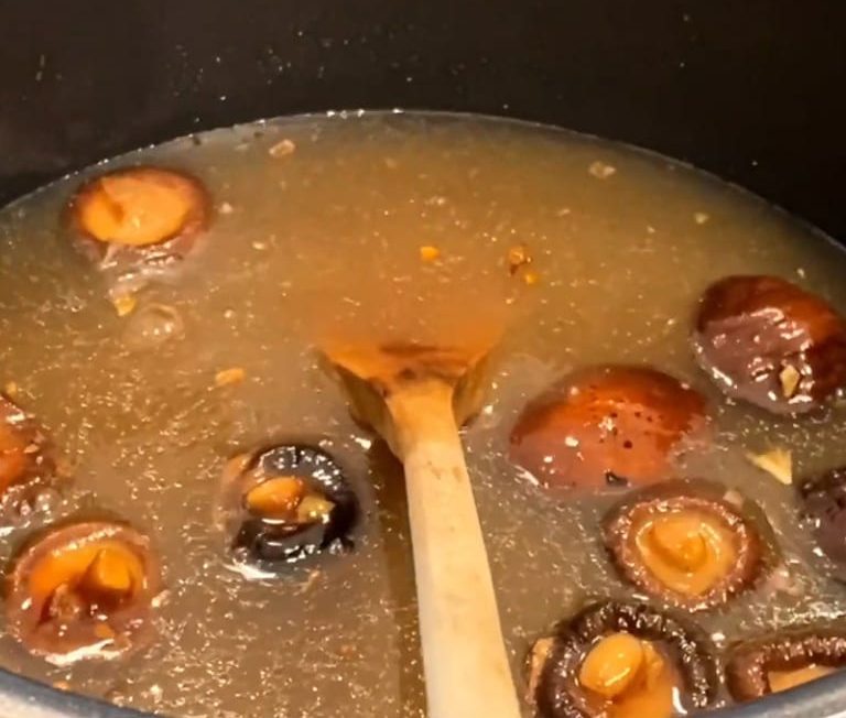 Hầm nước dùng cùng tất cả nguyên liệu đã chuẩn bị đủ lâu sẽ giúp món súp của bạn đạt đến tầng hương vị hoàn hảo.