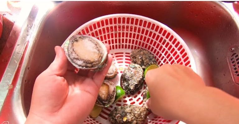 Một tip khi sơ chế bào ngư là bạn có thể kết hợp chanh và muối để loại bỏ phần nhớt của chúng. 