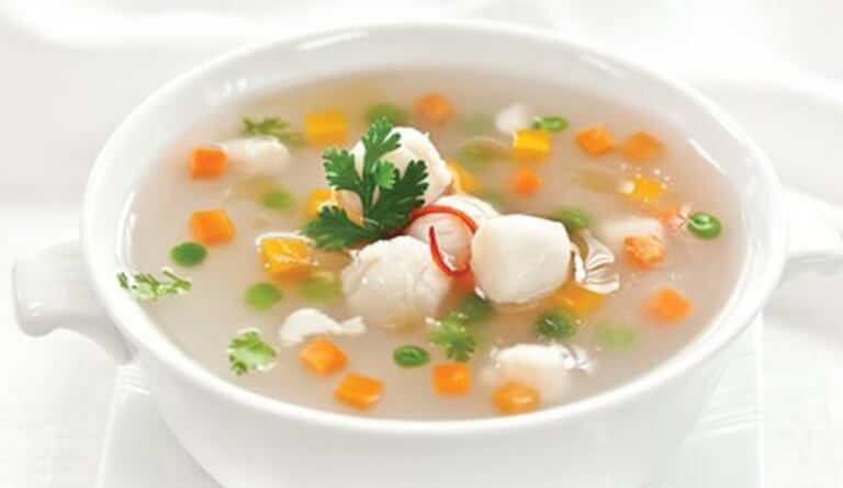 Sò mai nấu cháo là đặc sản của các khu du lịch nổi tiếng tại Việt Nam. Món ăn có mùi thơm, béo ngậy cùng sự kết hợp tuyệt vời giữa gạo tẻ và cồi sò mai, tạo nên một cực phẩm trong làng ẩm thực Việt.