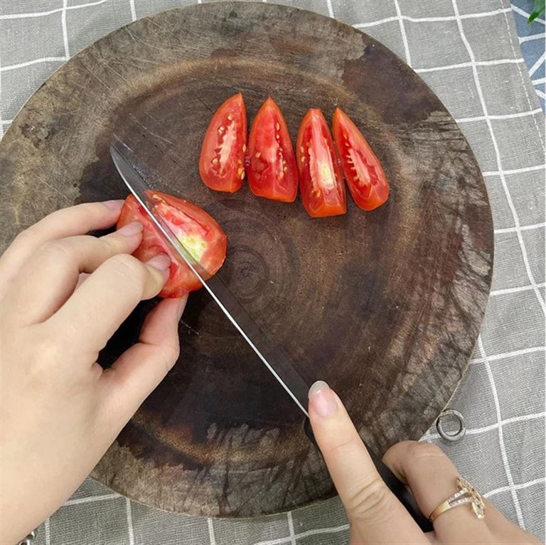 Cà chua thái hình múi cau để vừa tạo độ chua cho canh vừa làm màu sắc của món hàu nấu canh chua thêm hấp dẫn. 