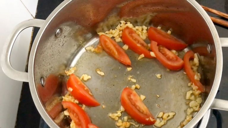 Mọi người chỉ cần bỏ ra từ 5-10 phút là có thể chế biến xong nước lẩu cá lóc măng chua ngọt hấp dẫn 