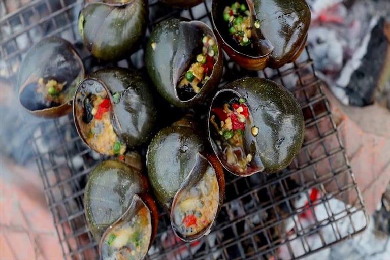 Ốc bươu nướng muối ớt Tây Ninh là một món ăn đặc trưng của người dân Nam Bộ giờ đây đã được ưa chuộng trên cả nước. 
