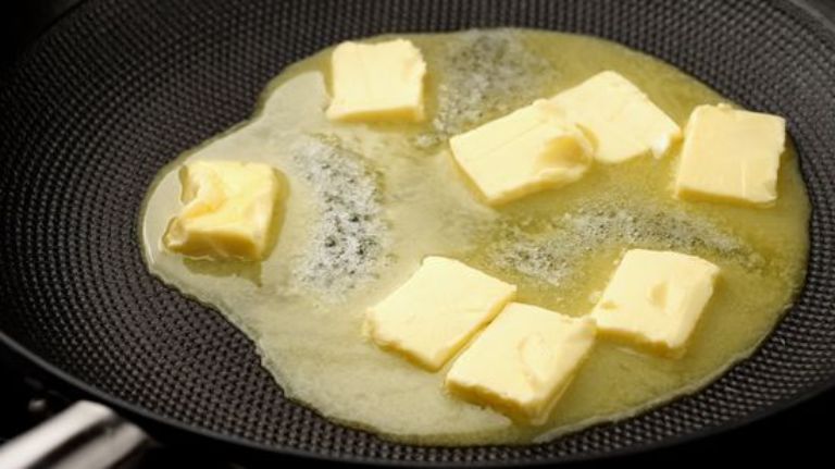 Bạn nên cắt bơ thành từng miếng để dễ đun chảy hơn 