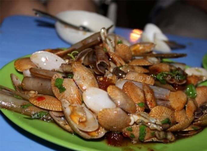 Sò lụa làm gì ngon - Món ăn sò lụa nướng mỡ hành thường được bắt gặp trên bàn nhậu