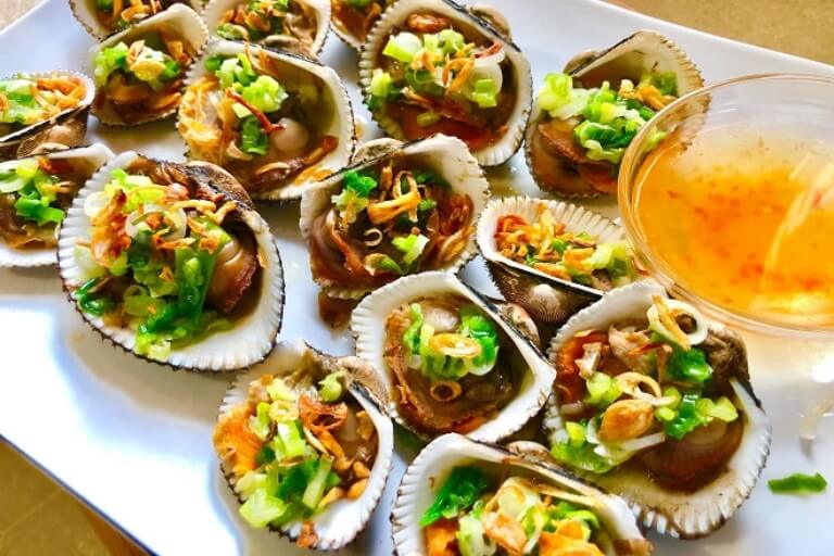 Một trong những món ăn nổi tiếng nhất từ Sò Tộ chính là sò Tộ nướng mỡ hành.